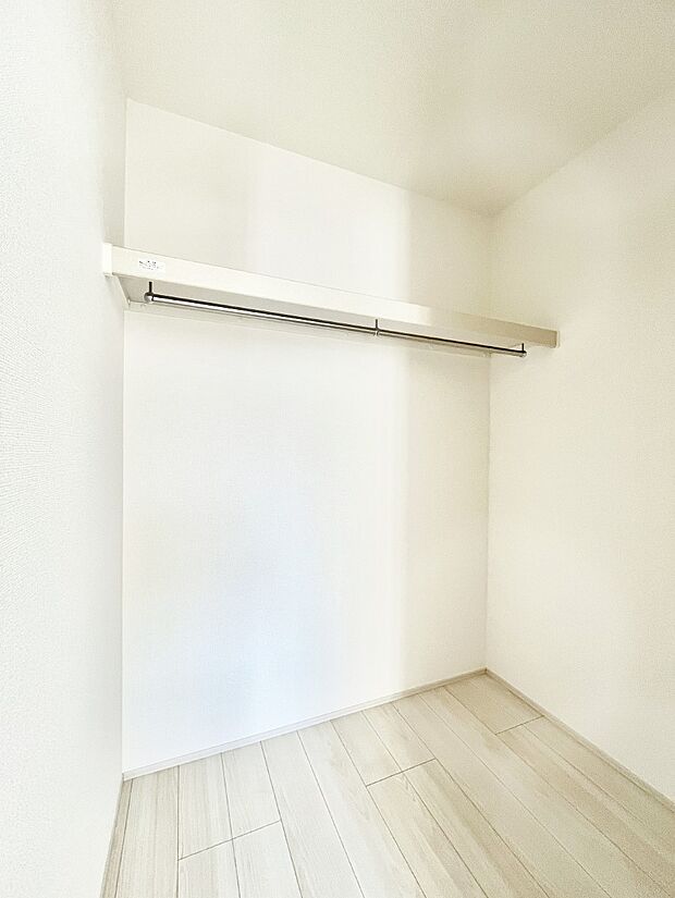 ◆A号棟◆〜Walk-in Closet〜　たくさんの洋服をかけてもシワになりにくいウォークインクローゼット。洋服以外にも、普段使わない家電やスーツケース、ストック品など何でも片付く嬉しい空間です。