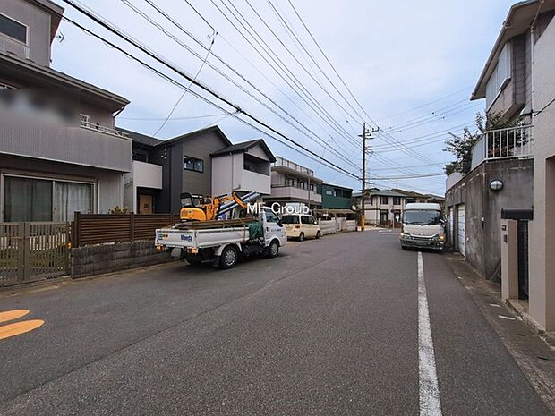 ~Exterior~ 前面道路:南東 8m 公道 前面道路は閑静な住宅地をはしる車通りの少ない道路。駐車の出し入れもらくらくです!ご不明点・現地見学のご希望は、お気軽にお問い合わせください!