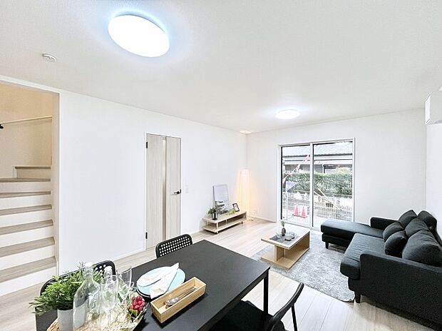 ~Living~ リビングに階段のある間取りです♪家族のコミュニケーションがスムーズに取れますね♪ゆとりある暮らしと心地よい住環境が紡ぐ贅沢な時間をご家族みんなでお過ごし下さい。