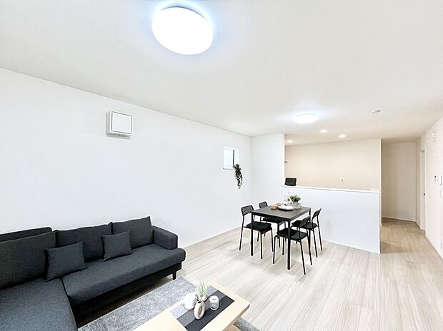 ~Living~ 家族の食事や団らんのほか、子どもを遊ばせたり、友人を招いたりするLDKは住まいの中心。長時間過ごす場所だから、その空間は住まい全体の居心地を左右します。