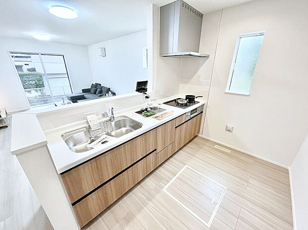 ~Kitchen~ 「さぁ今日は何を作ろう」こんなキッチンなら思いっきり料理ができちゃいます。キッチンからはリビングが一望できます。家族がつながるお家がここにございます。