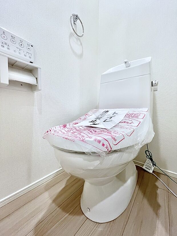 ~Toilet~ 綺麗・スッキリ・快適なウォシュレット付トイレでくつろげる空間です。トイレは毎日使わざるを得ないもの。いつも清潔を保ちたいですね。トイレが2ヶ所あるので朝の混雑時に便利です!