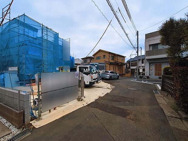 ~Exterior~ 前面道路:東 4m 公道 前面道路は閑静な住宅地をはしる車通りの少ない道路。駐車の出し入れもらくらくです!ご不明点・現地見学のご希望は、お気軽にお問い合わせください!