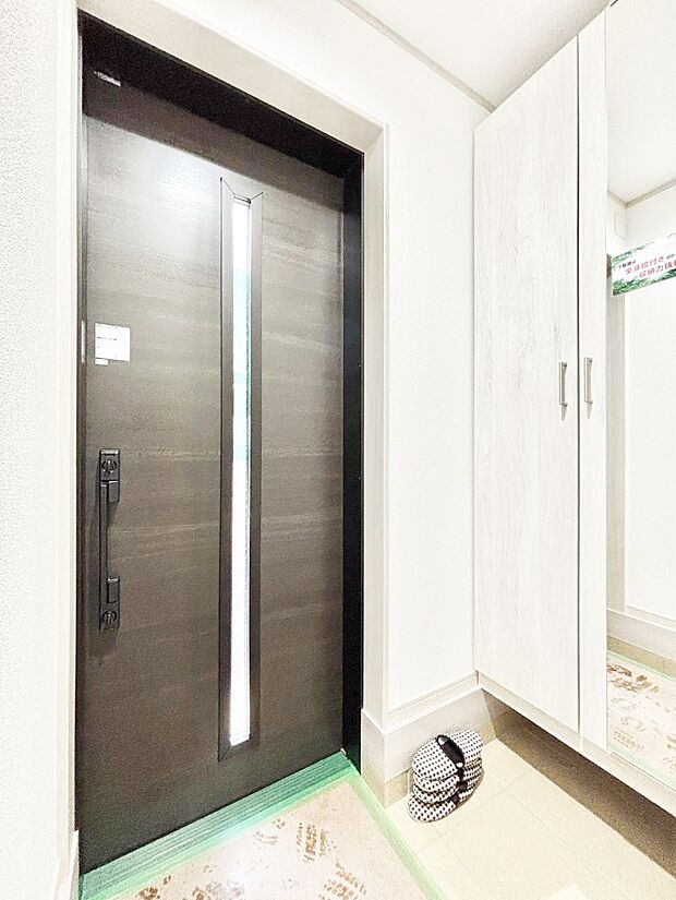 ~Entrance~ 家の中でお客様を迎える最初の場所である玄関は、家の印象そのものです!豊富な玄関収納で、常に綺麗に保つことが出来ます♪玄関にはたっぷり収納の下駄箱を完備!