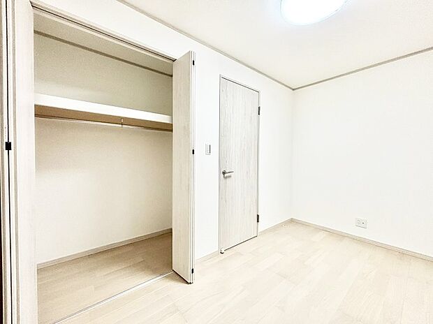 ~Bed Room~ 木の温もりがやさしいフローリングは安らぎをもたらすプライベート空間。明るめのフローリングですので、壁紙ともマッチし、お部屋を更に広く見せてくれる効果も。