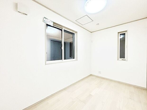 ~Bed Room~ 子供部屋はお子様にとって大変重な役割があります。子供一人で過ごす空間を与えることで、宿題や勉強時間も自然と増えまた自ら部屋の片付けや掃除なども促すことに繋がります。