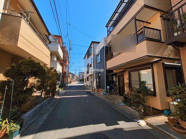 ~Exterior~ 前面道路:北西 4.5m 公道 前面道路は閑静な住宅地をはしる車通りの少ない道路。駐車の出し入れもらくらくです!ご不明点・現地見学のご希望は、お気軽にお問い合わせください!