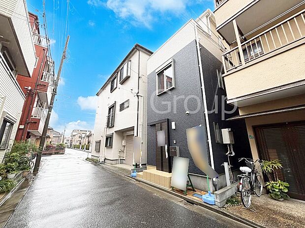 ~Exterior~ 前面道路:北西 4.5m 公道 前面道路は閑静な住宅地をはしる車通りの少ない道路。駐車の出し入れもらくらくです!ご不明点・現地見学のご希望は、お気軽にお問い合わせください!