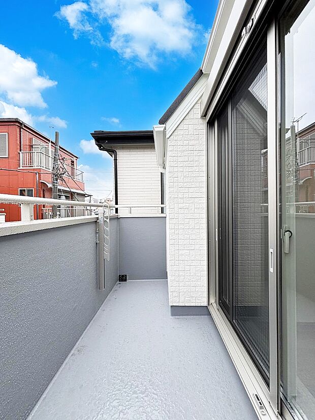 ~Balcony~ 大きな空に囲まれた気持ちのいい家。 バルコニーを覗くだけで圧倒的な開放感に包まれます。 バルコニーは陽がさしこみお布団や洗濯物を気持ちよく干すことができます。