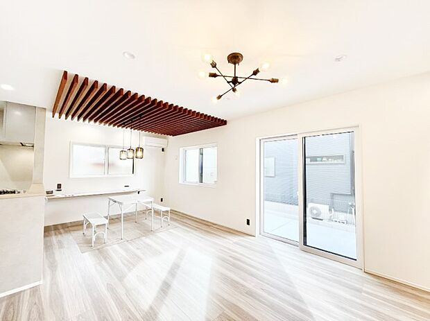 ~Living~ 飽きの来ないシンプルでおしゃれなLDK。大きな窓から日差しが差し込むので室内も明るく、家族の憩いの場としてピッタリです。開放感と日当たりの良さを是非ご覧ください!