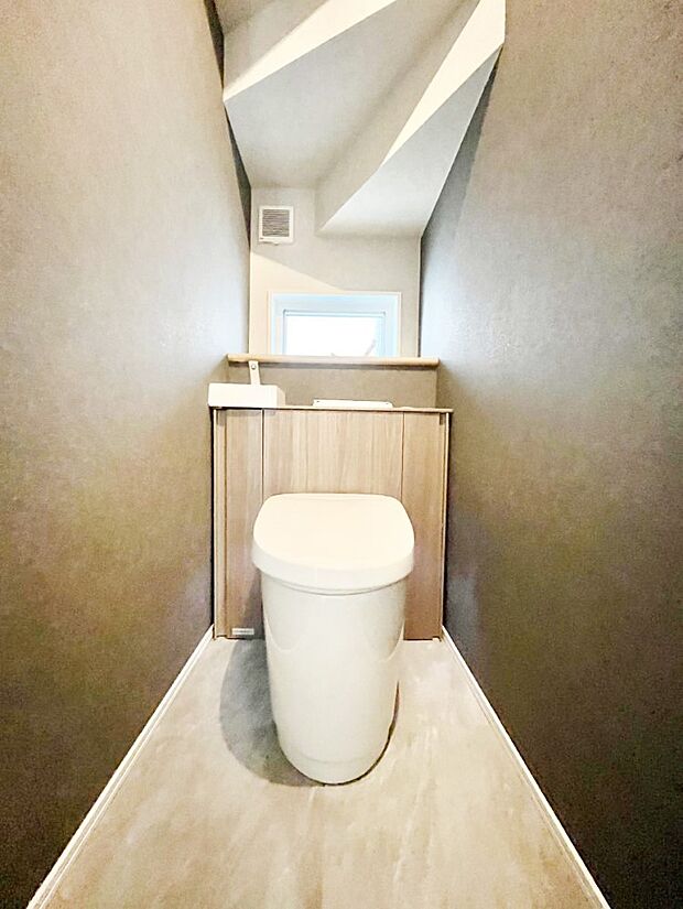 〜Toilet〜　綺麗・スッキリ・快適なウォシュレット付トイレでくつろげる空間です。トイレは毎日使わざるを得ないもの。いつも清潔を保ちたいですね。トイレが2ヶ所あるので朝の混雑時に便利です！