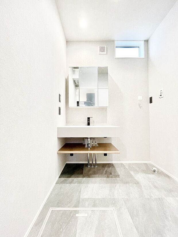 ~Dressing Room~ 十分な大きさの洗面台は収納もさる事ながら、身だしなみチェックや歯磨きなど、朝の慌ただしい時間でもホテルライクなスペースで余裕とゆとりを感じて頂けます。