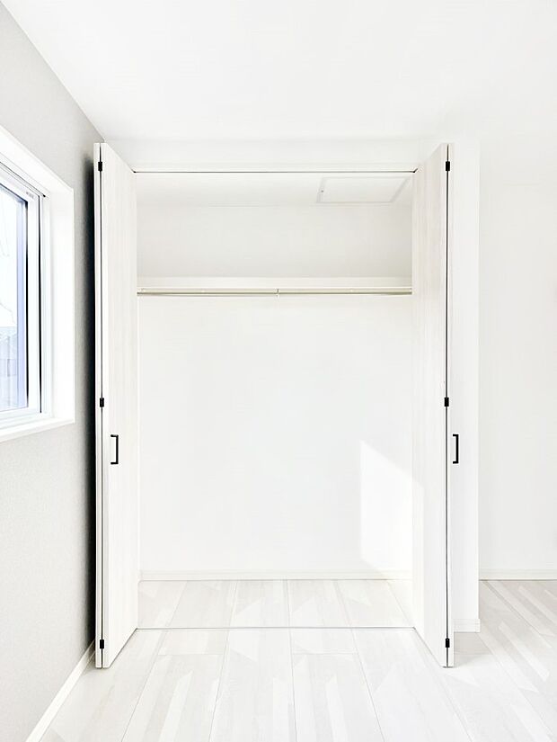 ~Closet~ 壁面クローゼットがあればタンスを置く必要がなく、出っ張りのないスッキリ空間を維持できます。限られたスペースを有効に活用できそう。季節の衣類や趣味の品などたっぷり収納出来ますね♪