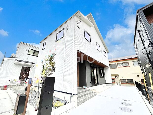 ~Exterior~ 堂々たる趣ながら、主張し過ぎずどこか余裕を感じさせるシャープなフォルムで佇む邸宅は、晴天の空と照らし合わせる事で、本来あるべき完成形の姿を見せてくれます。