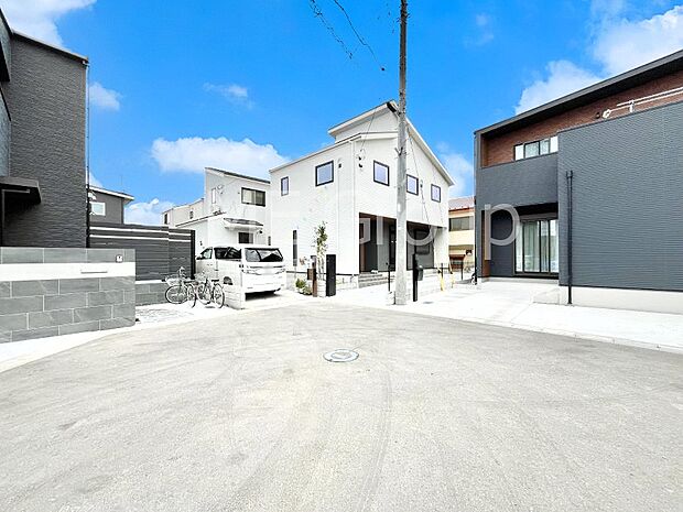 ~Exterior~ 前面道路:北西 6m 公道 前面道路は閑静な住宅地をはしる車通りの少ない道路。駐車の出し入れもらくらくです!ご不明点・現地見学のご希望は、お気軽にお問い合わせください!