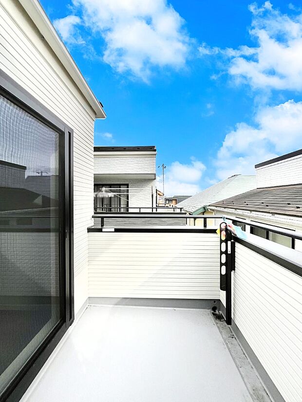 ~Balcony~ 南向きのバルコニーの前には雲以外に太陽を遮るものがありません。お洗濯物も乾きやすく、何より明るく気持ちのいい光が入ってきます。家族全員分の洗濯物も一気に干せます。