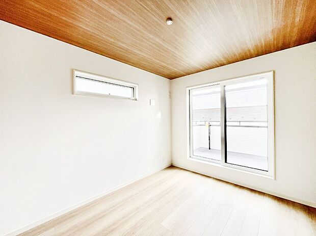 ~Bed Room~ バルコニーからの採光で朝もスッキリ目が覚めそうですね!穏やかな光が差し込む室内には、穏やかな時間が流れます。休日には、落ち着いた空間で自分の趣味を楽しむのはいかがですか。