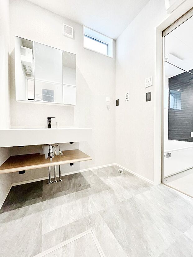 〜Dressing Room〜　暗くなりがちな洗面所も窓があると採光と換気が可能なので気持ちよくお使い頂けます。三面鏡タイプの洗面台は鏡裏収納で散らかりがちな洗面所もスッキリ♪