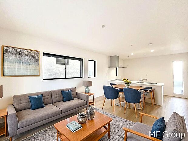 ~Living~ 家族の会話や笑顔が行き交うリビングです。子供が走ってる姿を見ながら、大きなソファやダイニングテーブルでゆったり食事をしたりくつろぎたい♪そんな夢が叶えられる空間です!※家具はCGです