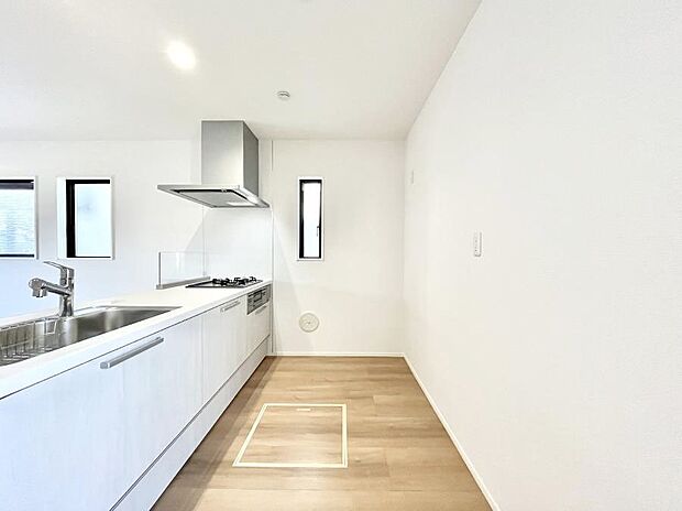 ~Kitchen~ 自然光が入る窓のあるキッチン☆毎日使う場所だからこそ、使い勝手を考慮しました。ゆったりとしたキッチンコーナーは質感豊かな仕上がりとなっております。