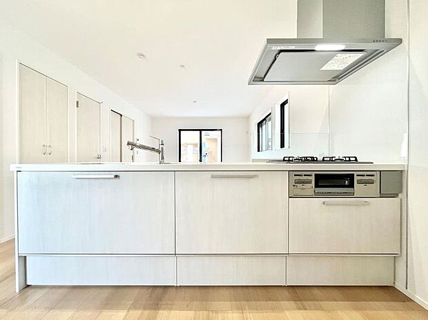 ~Kitchen~ リビングが見渡せるカウンターキッチン。 料理をしながら家族とコミュニケーションをとれるだけでなく、大きな開放感も得ることができます。 お子様の成長も感じることができますね!