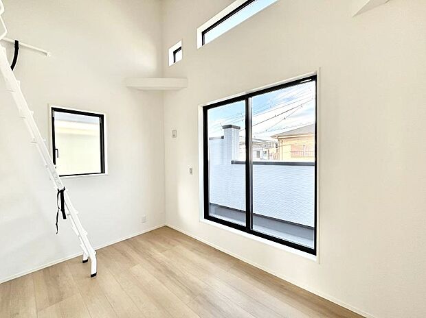 ~Bed Room~ 子供部屋はお子様にとって大変重な役割があります。子供一人で過ごす空間を与えることで、宿題や勉強時間も自然と増えまた自ら部屋の片付けや掃除なども促すことに繋がります。