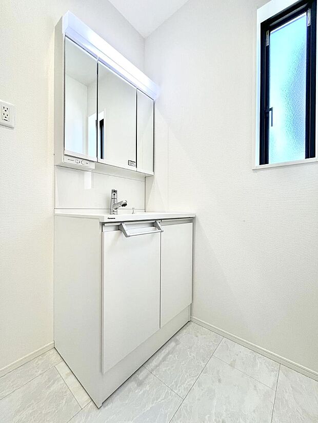 ~Dressing Room~ 暗くなりがちな洗面所も窓があると採光と換気が可能なので気持ちよくお使い頂けます。三面鏡タイプの洗面台は鏡裏収納で散らかりがちな洗面所もスッキリ♪