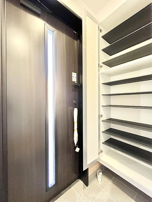 たっぷり収納できるシューズボックスで家族全員の靴も、玄関すっきり。