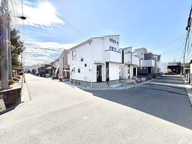 ~Exterior~ 前面道路:北東 5.92m 公道、北西 5m 公道 低層の一戸建てを中心とした街並みが整然と続き、周辺は高い建物が建っていないので、緑の多い閑静な趣を感じる環境です。