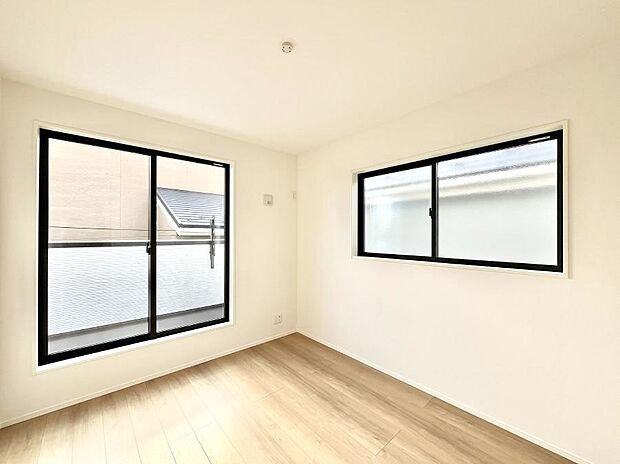 ~Bed Room~ 2面採光を確保した明るい室内は、風通しも良く、大変居心地の良い空間となっております。爽やかな風を感じて起きる朝は、快適生活の始まりに!日当たりや通風がとても良い住まい♪