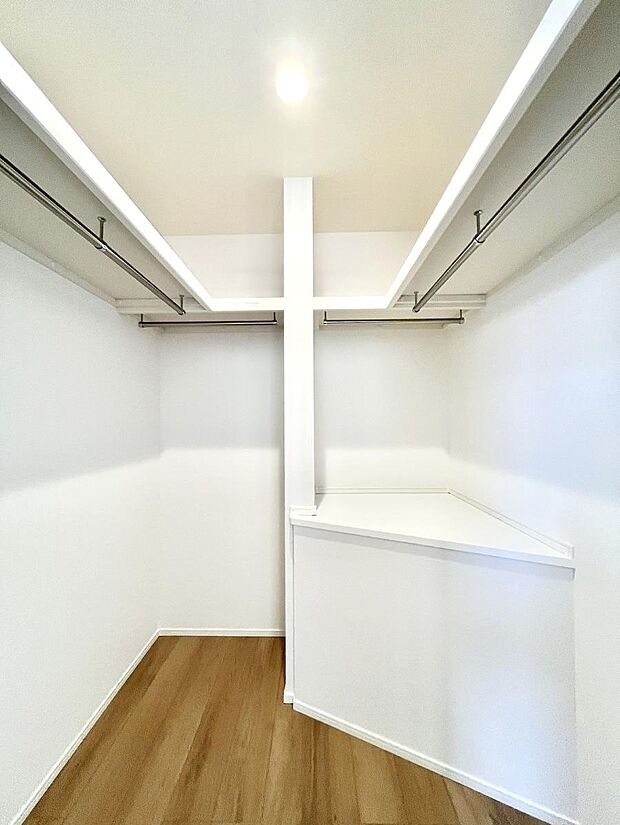 ~Walk-in Closet~ 必要なものやコーディネートを一覧して確認でき、身支度や準備が短時間で済むウォークインクローゼットを設置しました。家の中をすっきりとさせる便利な収納スペースです。