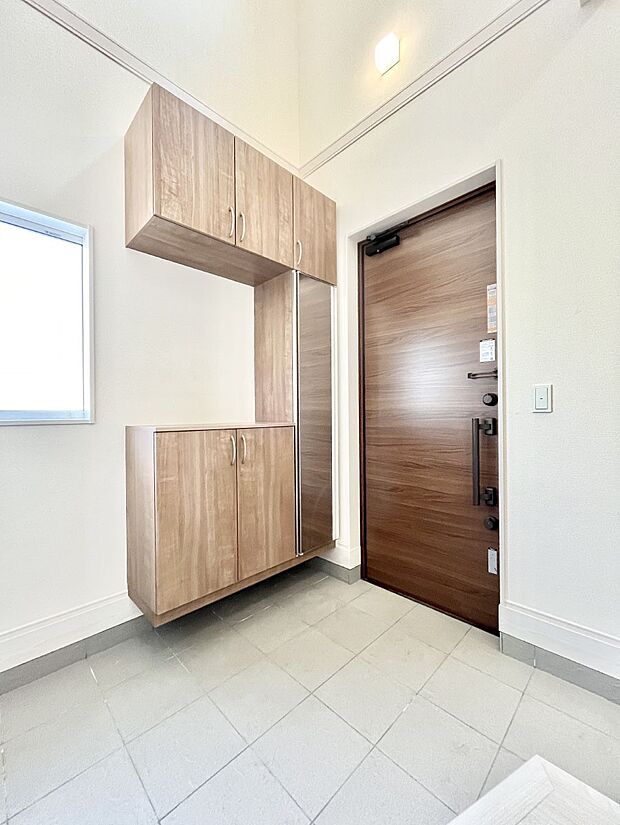 明るい玄関はお客様をお出迎えするのにぴったりです！ 