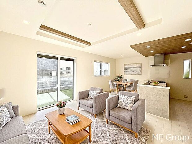 ご家族の賑やかな話し声で包まれる明るいリビング  ※家具はCGです