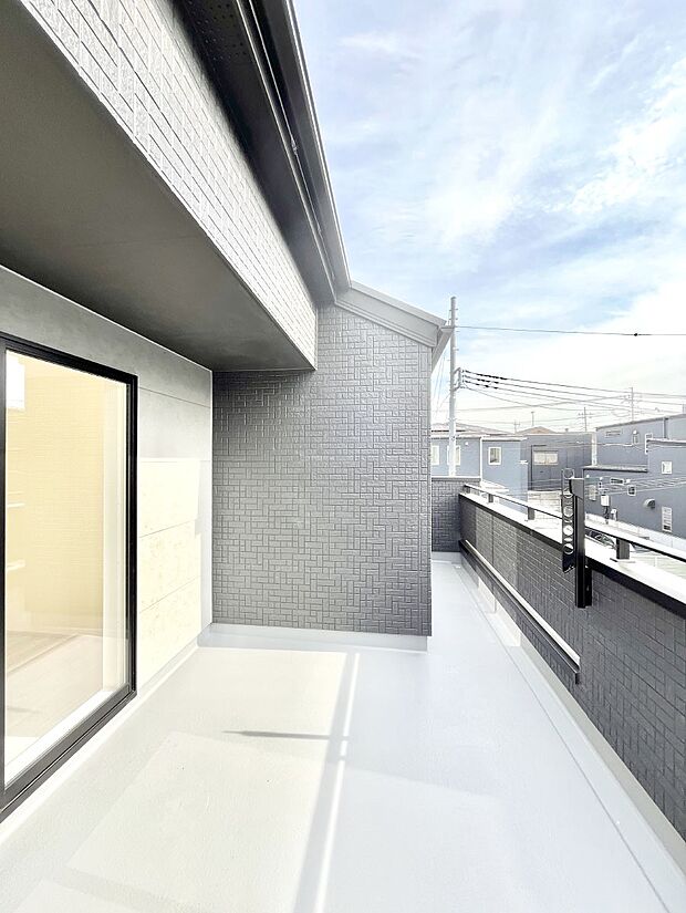 南向きのバルコニー！ご家族の洗濯物はもちろん、お布団もたっぷり干せます！