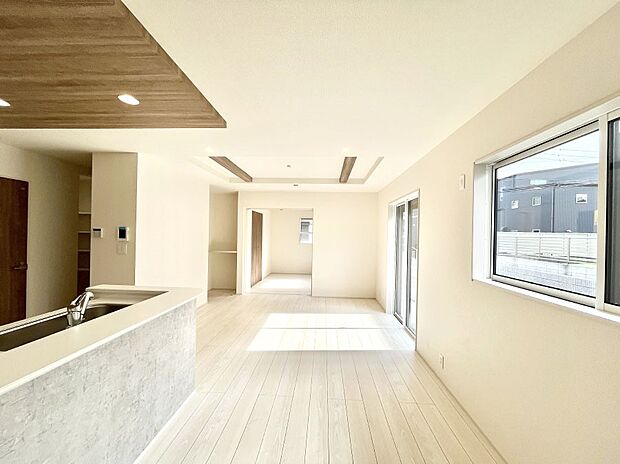 明るい陽光が注ぎ、寛ぎの雰囲気に満たされるダイニング。   