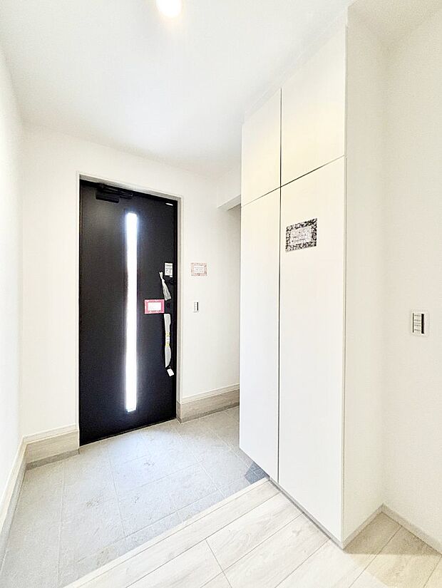~Entrance~ 家の中でお客様を迎える最初の場所である玄関は、家の印象そのものです!豊富な玄関収納で、常に綺麗に保つことが出来ます♪玄関にはたっぷり収納の下駄箱を完備!