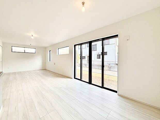 ~Living~ 飽きの来ないシンプルでおしゃれなLDK。大きな窓から日差しが差し込むので室内も明るく、家族の憩いの場としてピッタリです。開放感と日当たりの良さを是非ご覧ください!