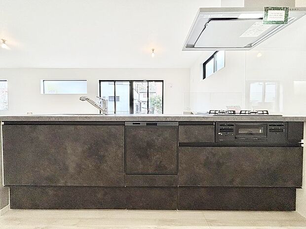 ~Kitchen~ 会話が弾むリビング、料理が愉しくなるキッチン。家は、ただ生活する場ではなく、暮らしを愉しく、快適にする場所。笑顔の毎日、安らぎの日々のために、最新の設備・仕様を採用。