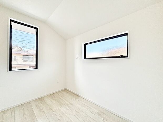 ~Bed Room~ 子供部屋はお子様にとって大変重な役割があります。子供一人で過ごす空間を与えることで、宿題や勉強時間も自然と増えまた自ら部屋の片付けや掃除なども促すことに繋がります。