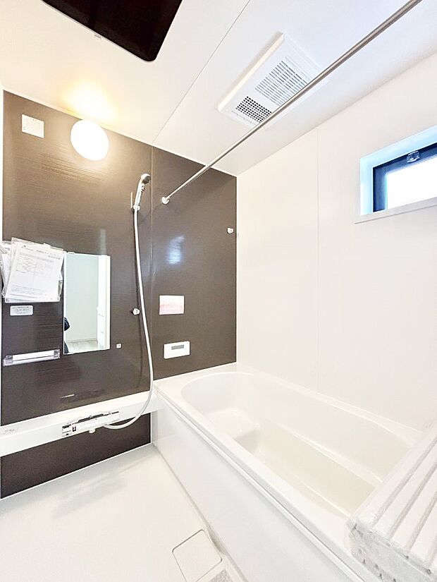 ~Bath Room~ ゆったりと足を伸ばして入浴することが可能!一日の疲れを癒す貴重なバスタイムです。お子様とご一緒でも十分な広さなので、リビングとは違った家族団欒のひと時をお楽しみいただけます。