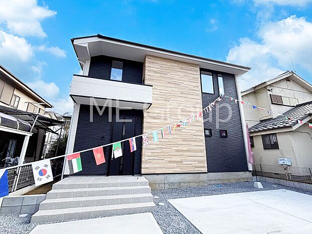 ~Exterior~ 堂々たる趣ながら、主張し過ぎずどこか余裕を感じさせるシャープなフォルムで佇む邸宅は、晴天の空と照らし合わせる事で、本来あるべき完成形の姿を見せてくれます。