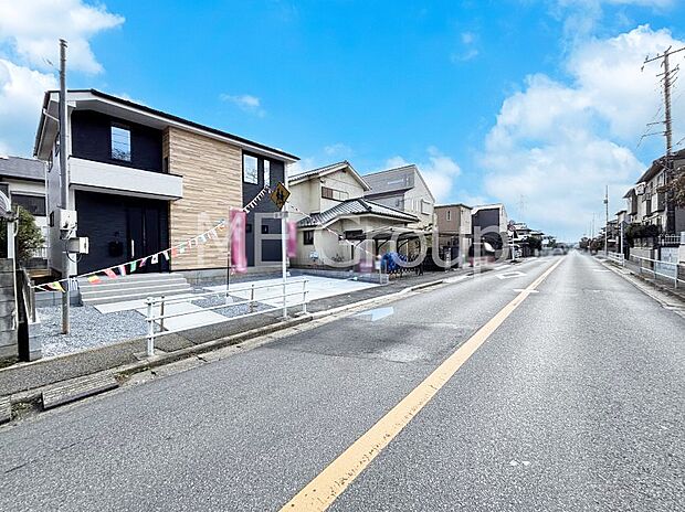 ~Exterior~ 前面道路:北西 9.4m 公道 低層の一戸建てを中心とした街並みが整然と続き、周辺は高い建物が建っていないので、緑の多い閑静な趣を感じる環境です。