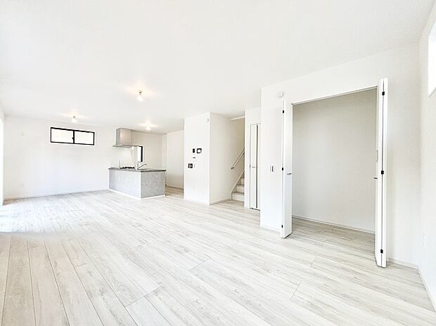 ~Living~ リビングに階段のある間取りです♪家族のコミュニケーションがスムーズに取れますね♪ゆとりある暮らしと心地よい住環境が紡ぐ贅沢な時間をご家族みんなでお過ごし下さい。