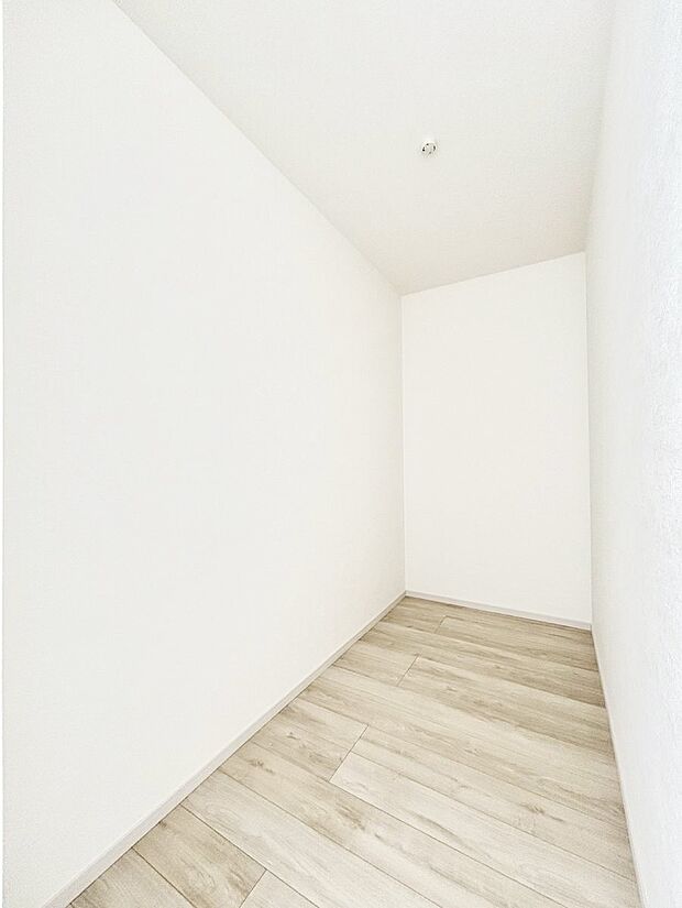 ~Walk-in Closet~ 必要なものやコーディネートを一覧して確認でき、身支度や準備が短時間で済むウォークインクローゼットを設置しました。家の中をすっきりとさせる便利な収納スペースです。