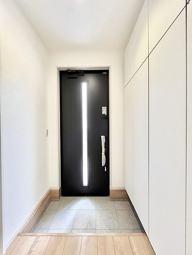 ~Entrance~ 家の中でお客様を迎える最初の場所である玄関は、家の印象そのものです!豊富な玄関収納で、常に綺麗に保つことが出来ます♪玄関にはたっぷり収納の下駄箱を完備!