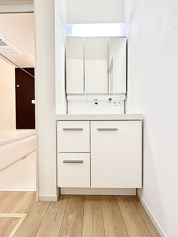~Dressing Room~ 清潔感溢れる色合いで統一されていると、スッキリと整った印象をうけます。 鏡の裏にはたっぷりと収納スペースを標準装備! 水廻りは、シンプルかつ機能性を重視して。