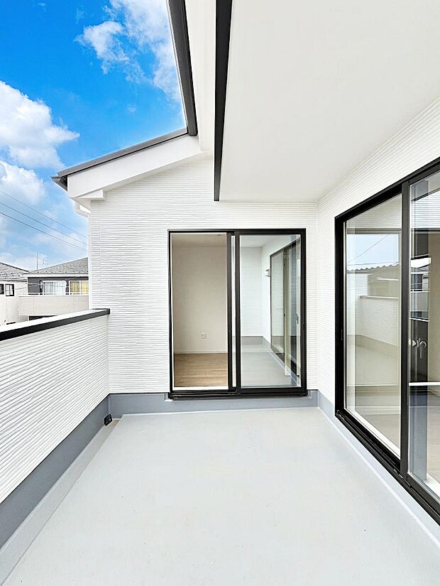 ~Balcony~ 南向きのバルコニーの前には雲以外に太陽を遮るものがありません。お洗濯物も乾きやすく、何より明るく気持ちのいい光が入ってきます。使いやすく開放的なバルコニーです♪
