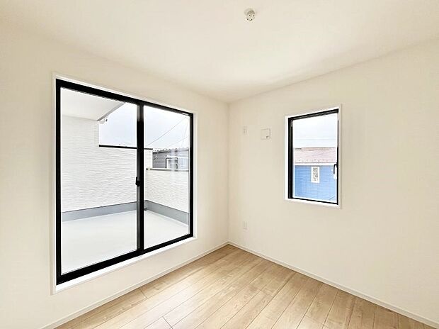 ~Bed Room~ バルコニーからの採光で朝もスッキリ目が覚めそうですね!穏やかな光が差し込む室内には、穏やかな時間が流れます。休日には、落ち着いた空間で自分の趣味を楽しむのはいかがですか。
