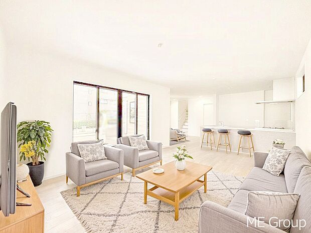 〜Living〜　家族の会話や笑顔が行き交うリビングです。子供が走ってる姿を見ながら、大きなソファやダイニングテーブルでゆったり食事をしたりくつろぎたい♪そんな夢が叶えられる空間です！※家具はCGです