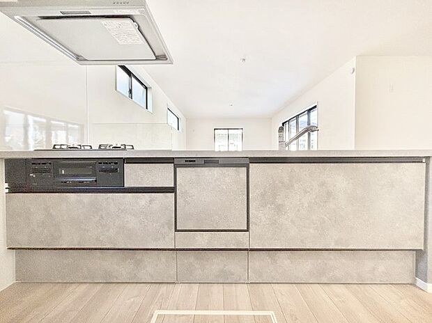 〜Kitchen〜　会話が弾むリビング、料理が愉しくなるキッチン。家は、ただ生活する場ではなく、暮らしを愉しく、快適にする場所。笑顔の毎日、安らぎの日々のために、最新の設備・仕様を採用。